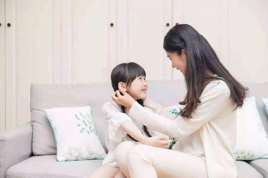 孩子捡到钱花了被罚跪,小男孩做错事被父母罚跪