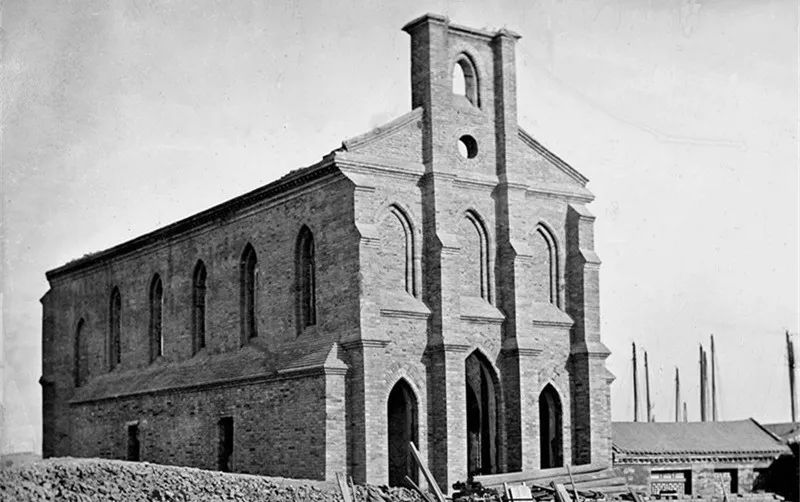 在这座“万年老二”的城市里，只有精神，没有内耗