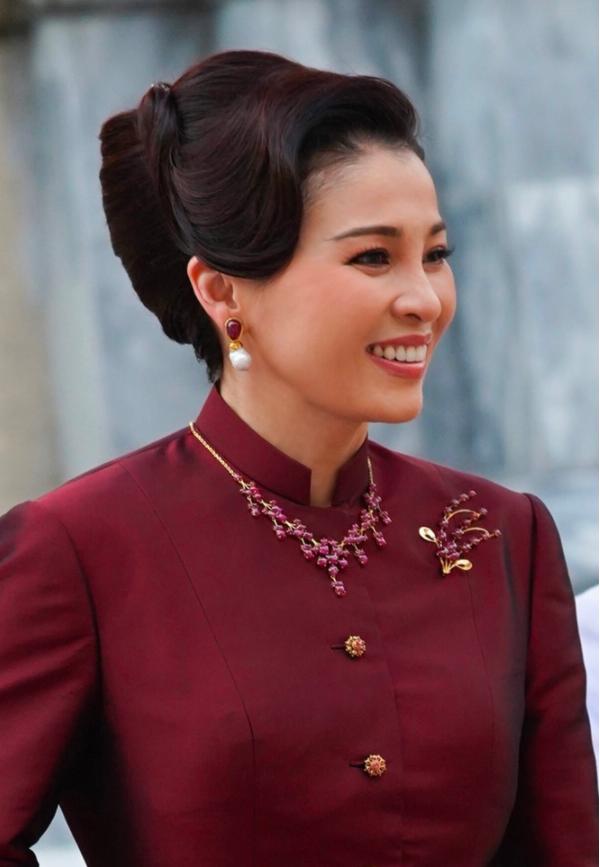 苏提达白珍珠饰品,苏提达红宝石项链照片