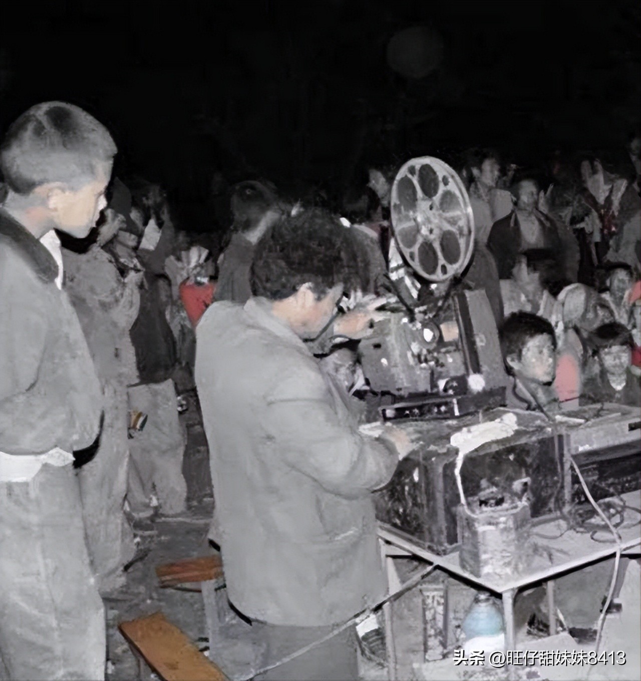 七八十年代农村看露天电影的照片,七十年代看露天电影照片