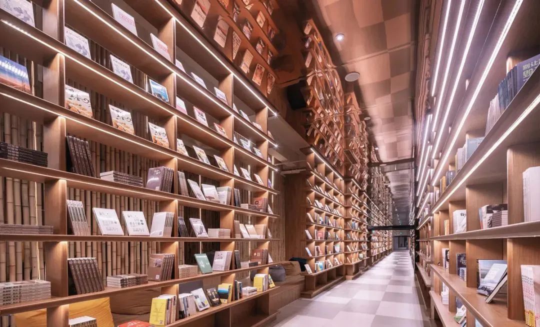 享受自然温泉的美好时光,泡温泉赏美景来一场夏日舒心之旅