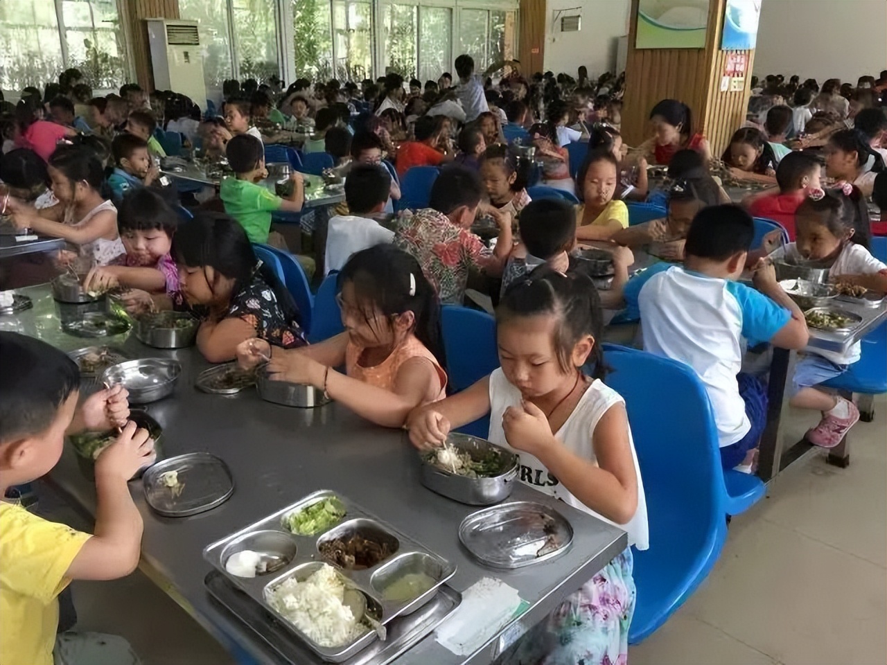 小学生创“干饭人公司”，替同学吃饭生意火爆，后被老师一招解决