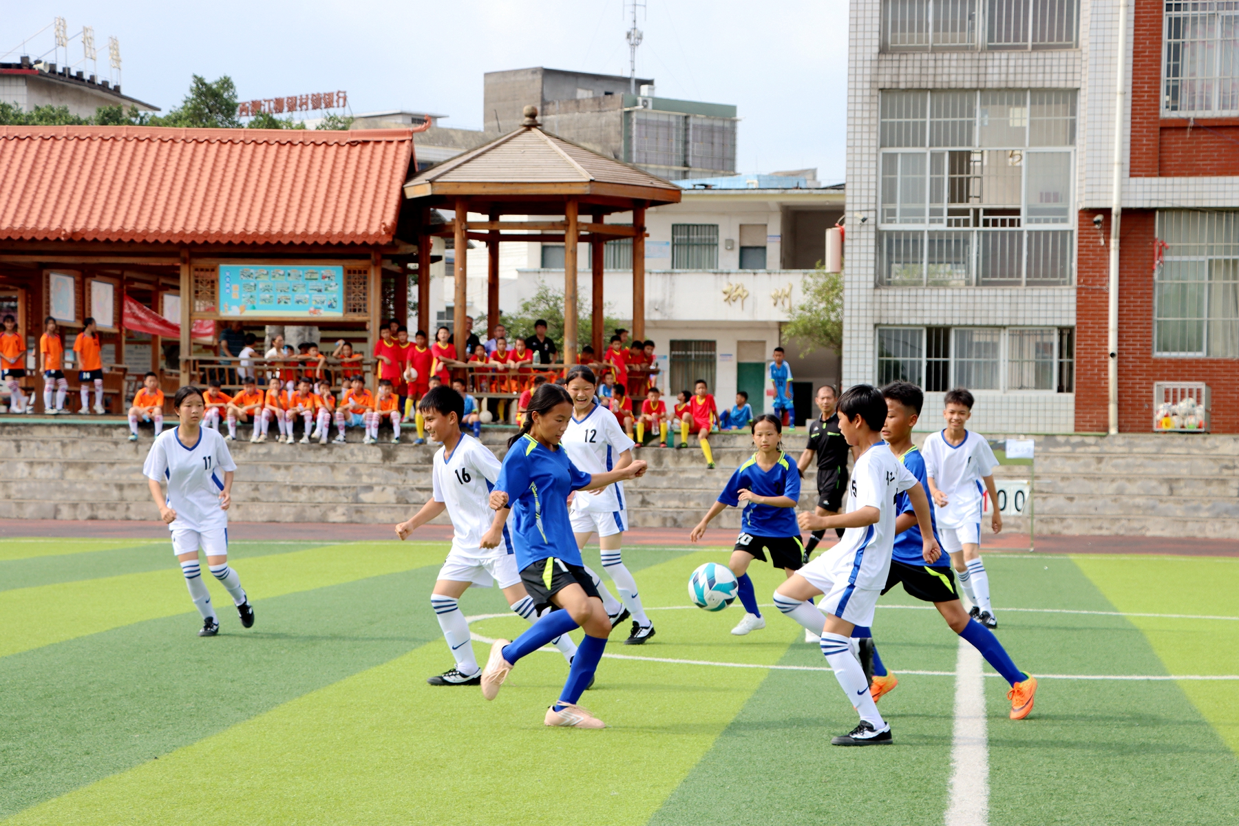 绿茵逐梦小学生校园足球联赛,足球少年逐梦绿茵场