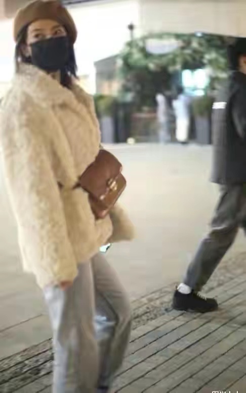 高圆圆最新近照穿黄色复古裙,高圆圆穿白色吊带背心气质甜美