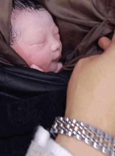 公交车上孕妇突然临产,孕妇南京公交上突然临产