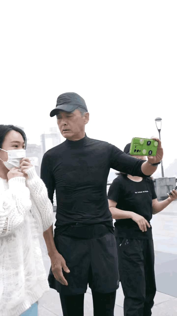 周润发摔倒完整版,周润发跑步摔伤肋骨