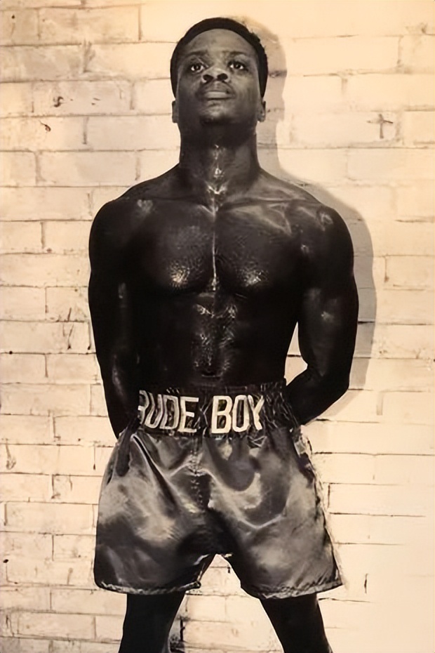 职业拳击手跟普通人打架,职业拳击手被混混打死