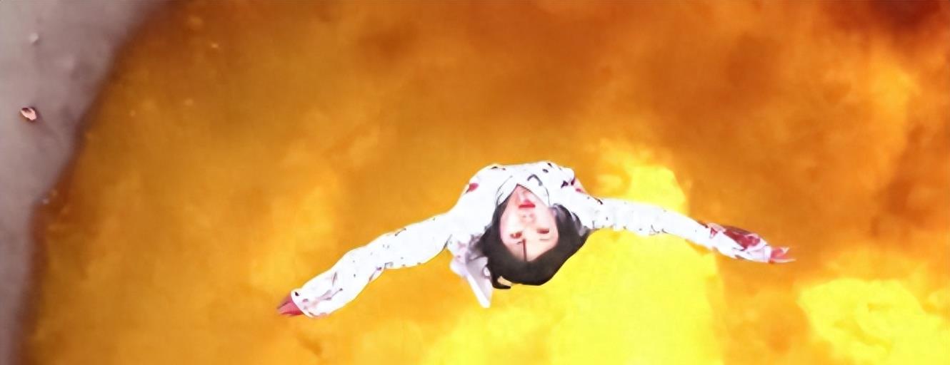 胸罩*点露**，花式泳衣，这些辣眼睛的操作，导演肚子里没一点墨水吗