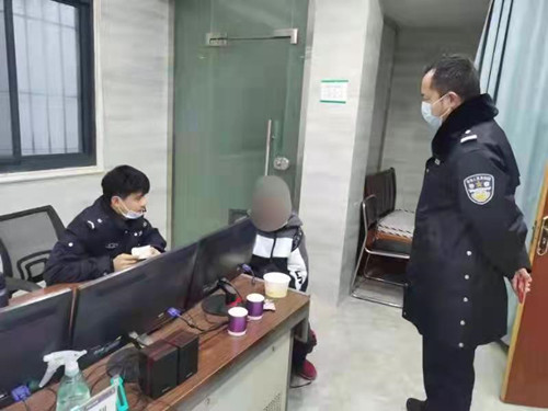 在岗民警不休息全力守卫一方平安,节日我在岗您的平安我来守护