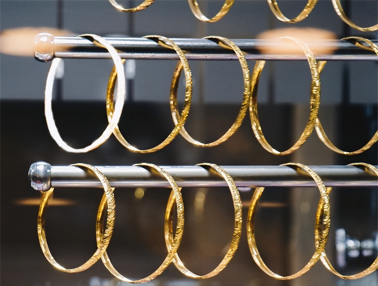 银首饰吸身上的毒素吗,为什么身上佩戴的银首饰突然变黑