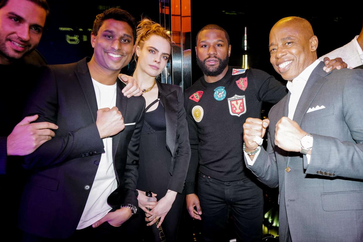 美女超模行为异常，蓬头光脚上飞机，吸食不明液体精神恍惚