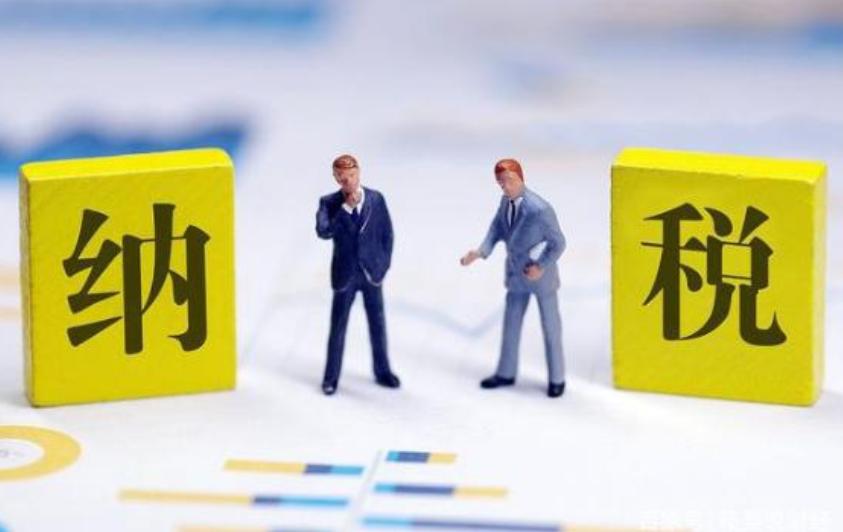 笼罩在烟雾里的巨人，中国*草烟**总公司，一年税费养活中国*队军**