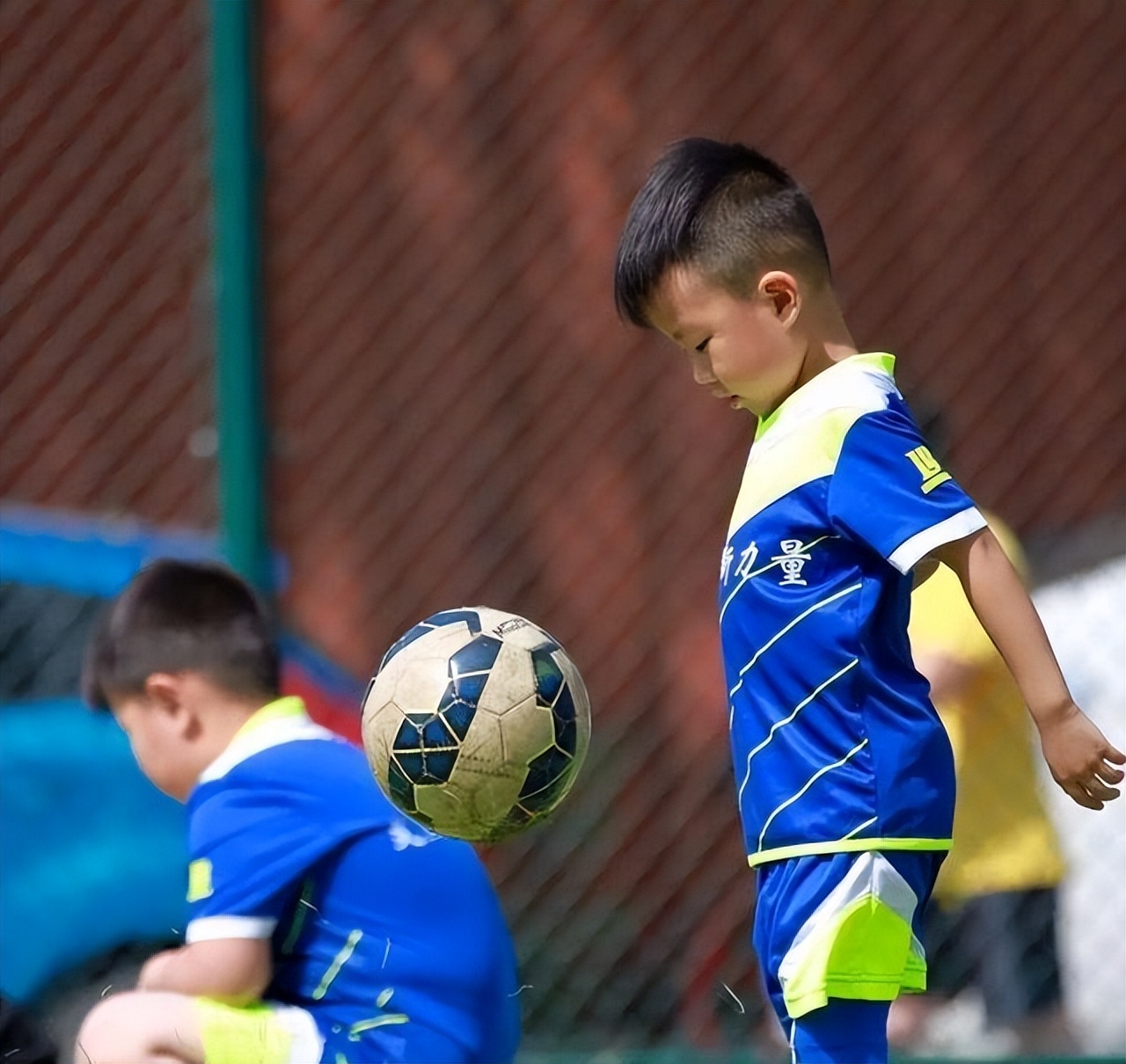 被米卢称赞的足球神童,周了了足球神童视频直播