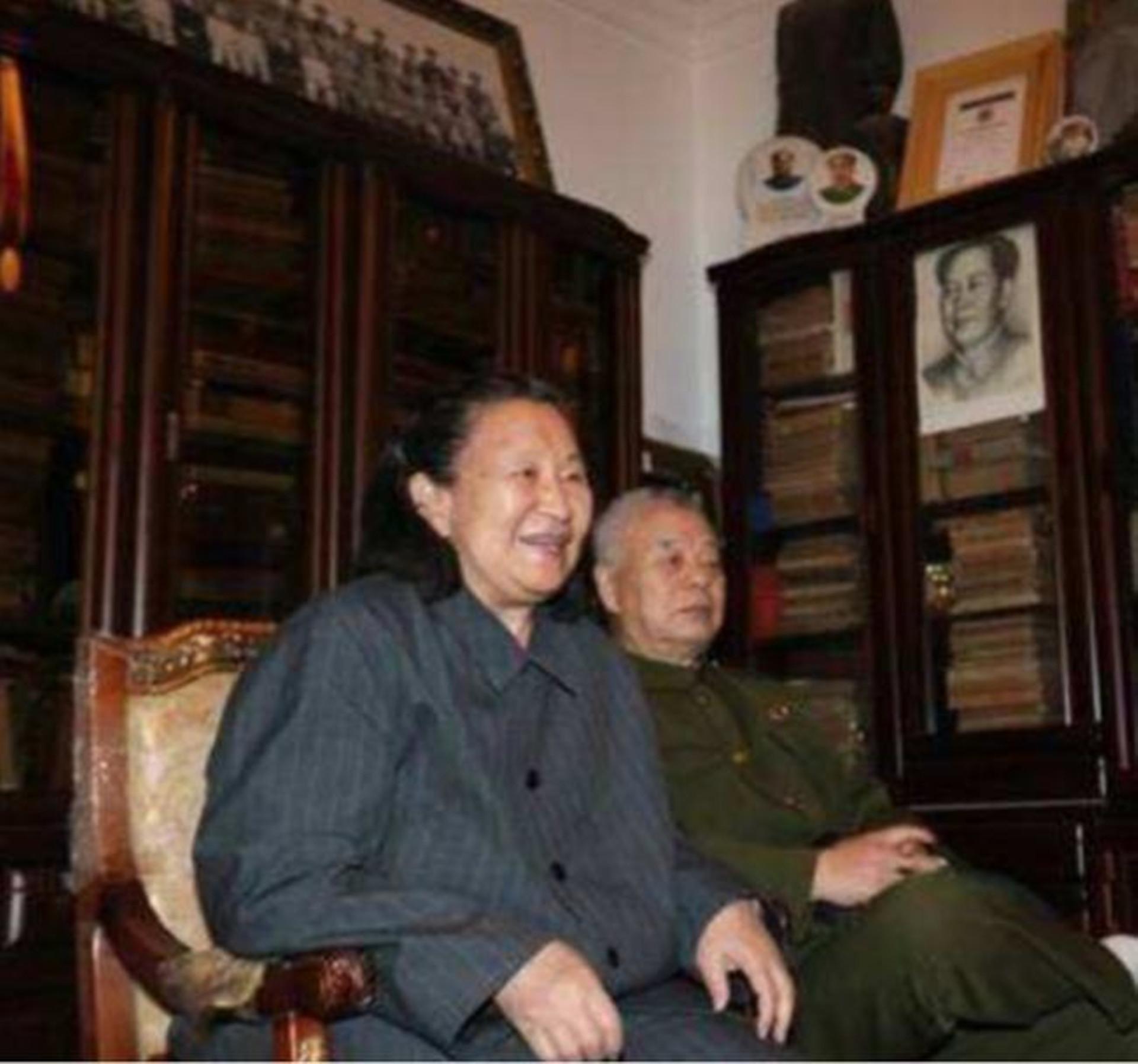 毛主席女婿去世，李讷悲伤痛哭说出一句话，令现场众人潸然泪下