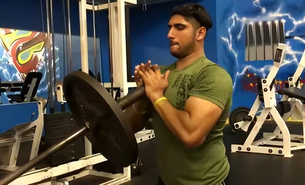 强化单边胸的动作哑铃,什么动作加强上胸