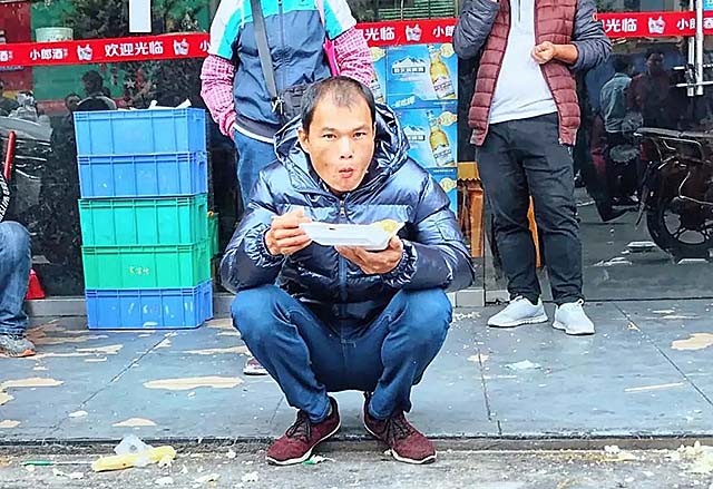 “三和大神”：每天混日结，为了口吃的，有人甚至会*身卖**份证