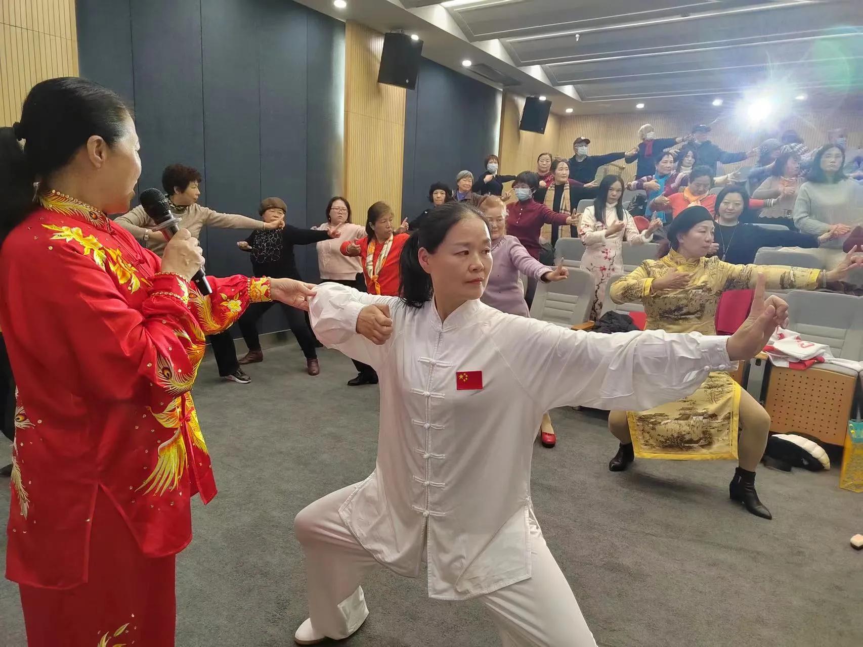 姝︽眽濂冲瓙璇楃ぞ鍙傚姞娲诲姩,姝︽眽闆呴泦娲诲姩