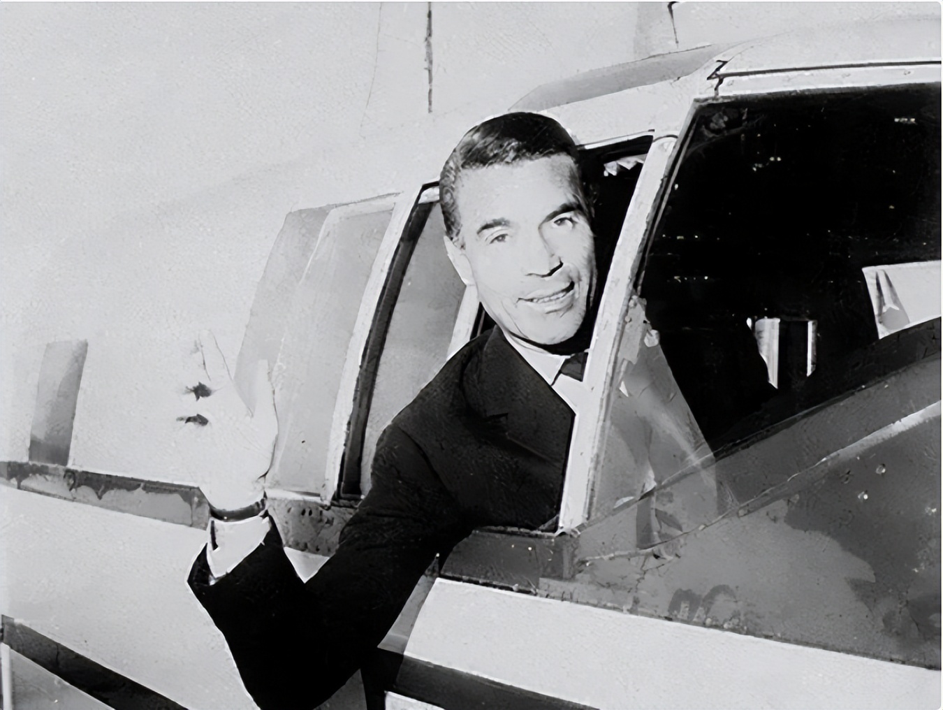 “软饭王”鲁维罗萨：娶过5位富婆，被送轰炸机和超跑，56岁身亡