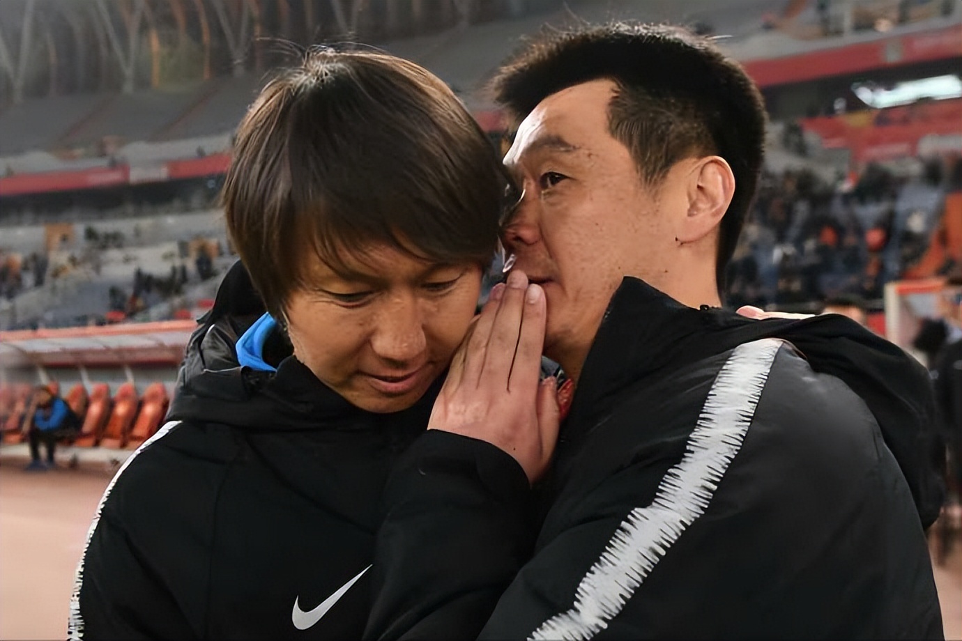 顶薪降至300万嫌少，球员*制抵**，陈码头没辙，国足都没钱请外教