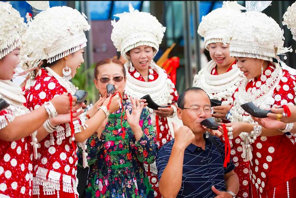 贵州高山流水敬酒会醉吗,贵州千户苗寨高山流水敬酒方式