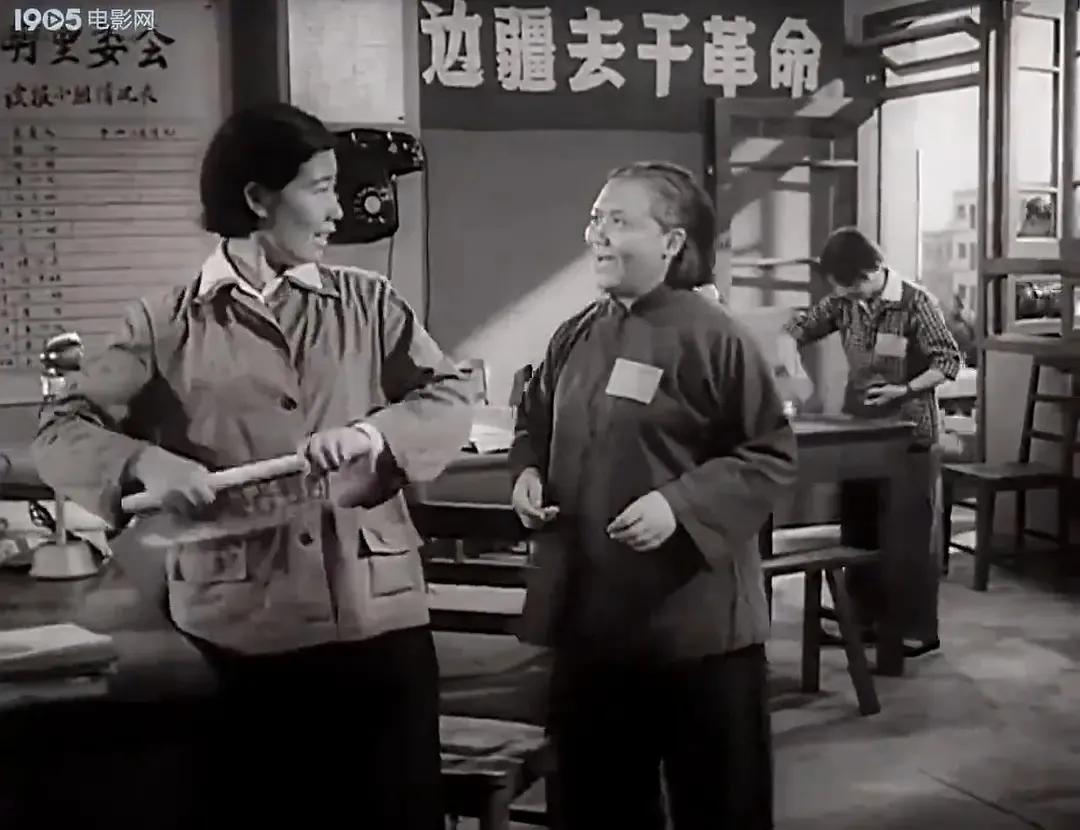 老电影海燕,老电影两个小足球队1956插曲