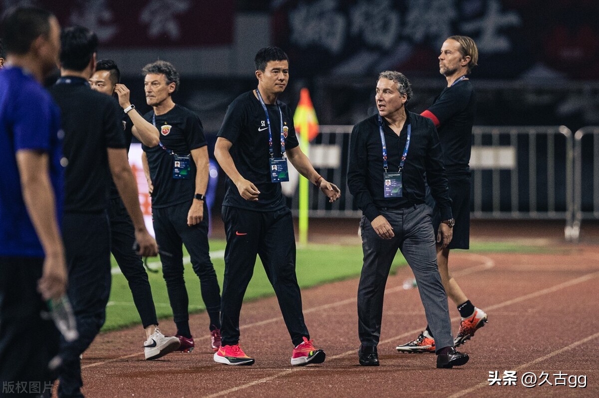 哈维尔赛后遭记者怒问,哈维尔向球迷道歉视频