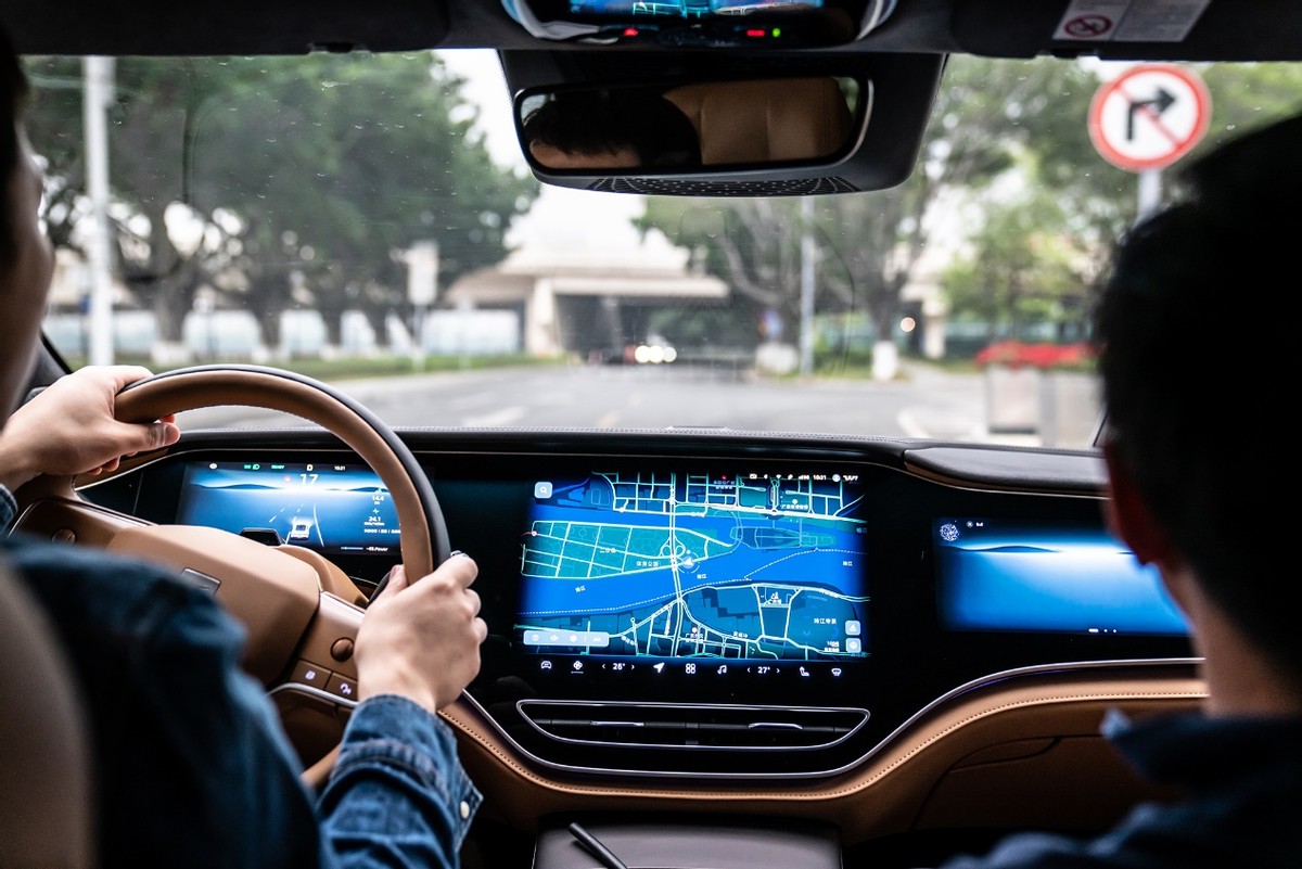 “巴赫”是怎么挤爆车企服务器的？