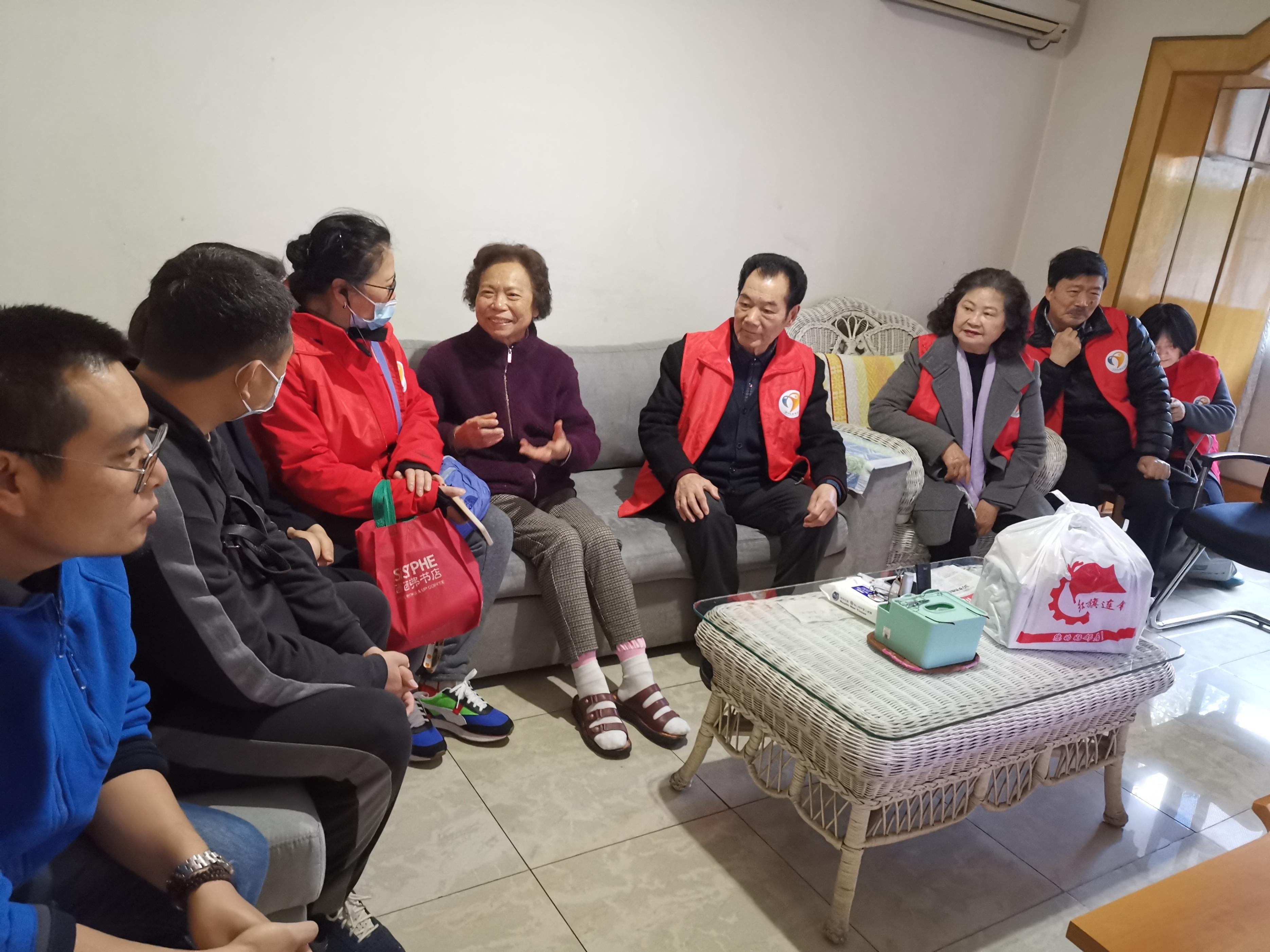 党员志愿服务队帮助孤寡残疾老人,青年党员关爱老人志愿服务活动