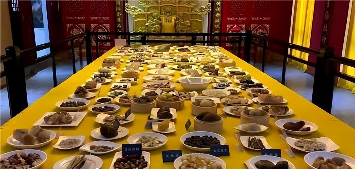 皇帝吃饭“食不过三”，剩下的食物去往哪里，竟形成一条产业链