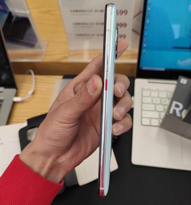 手机专卖店和体验店买手机靠谱吗,网上手机和实体店手机质量一样吗