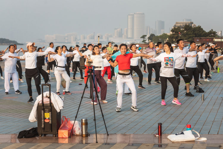 广场舞的领舞收入来源,跳广场舞领队是怎么挣钱的