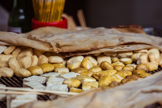 赵庆书夫妇的摊位日营业额9148元，纯利润是5600元，你觉得可信吗