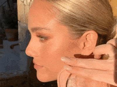 梅根深棕色连衣裙图片,梅根近期穿搭图片图文