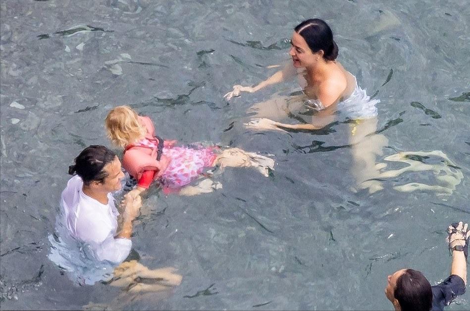 精灵王子一家三口海中嬉戏！34岁水果姐穿泳衣肚腩好真实，胖嘟嘟