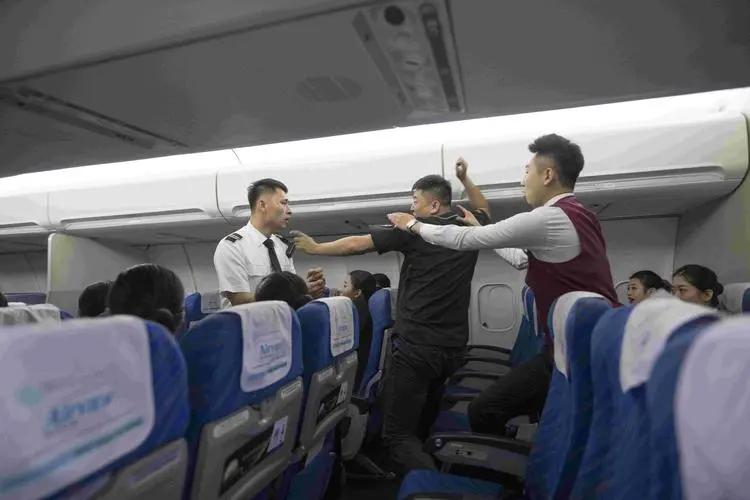 天津航班劫机事件空姐,天津航空劫持飞机事件新闻