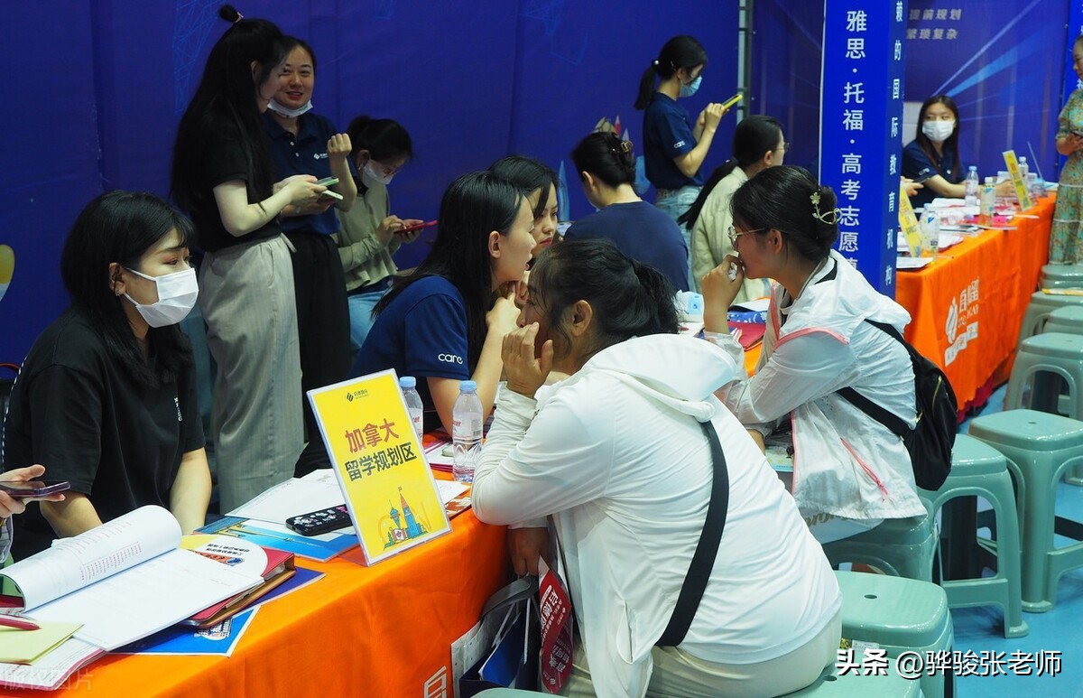 出国留学和在国内上学哪个比较好,出国留学回来一定好就业吗