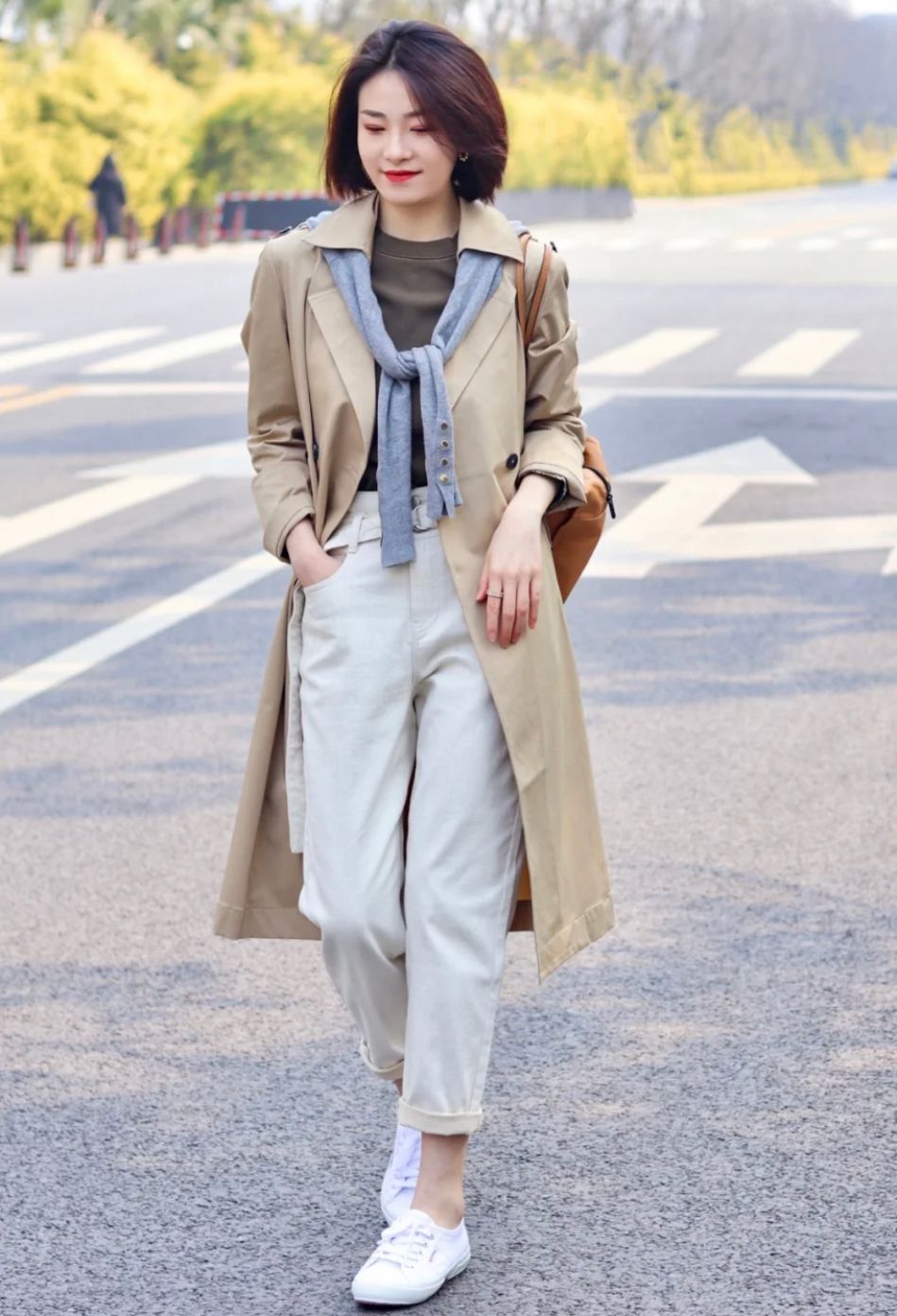 穿风衣穿小白鞋好看吗,穿风衣搭黑裤子还是牛仔裤