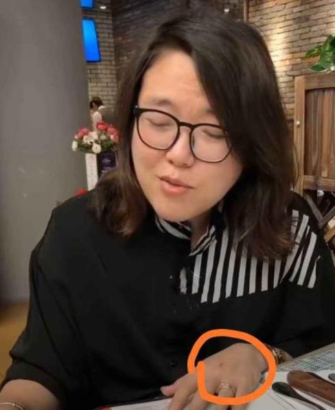 浪胃仙：男扮女装搞吃播，是在吃“性别红利”？如今却被质疑催吐