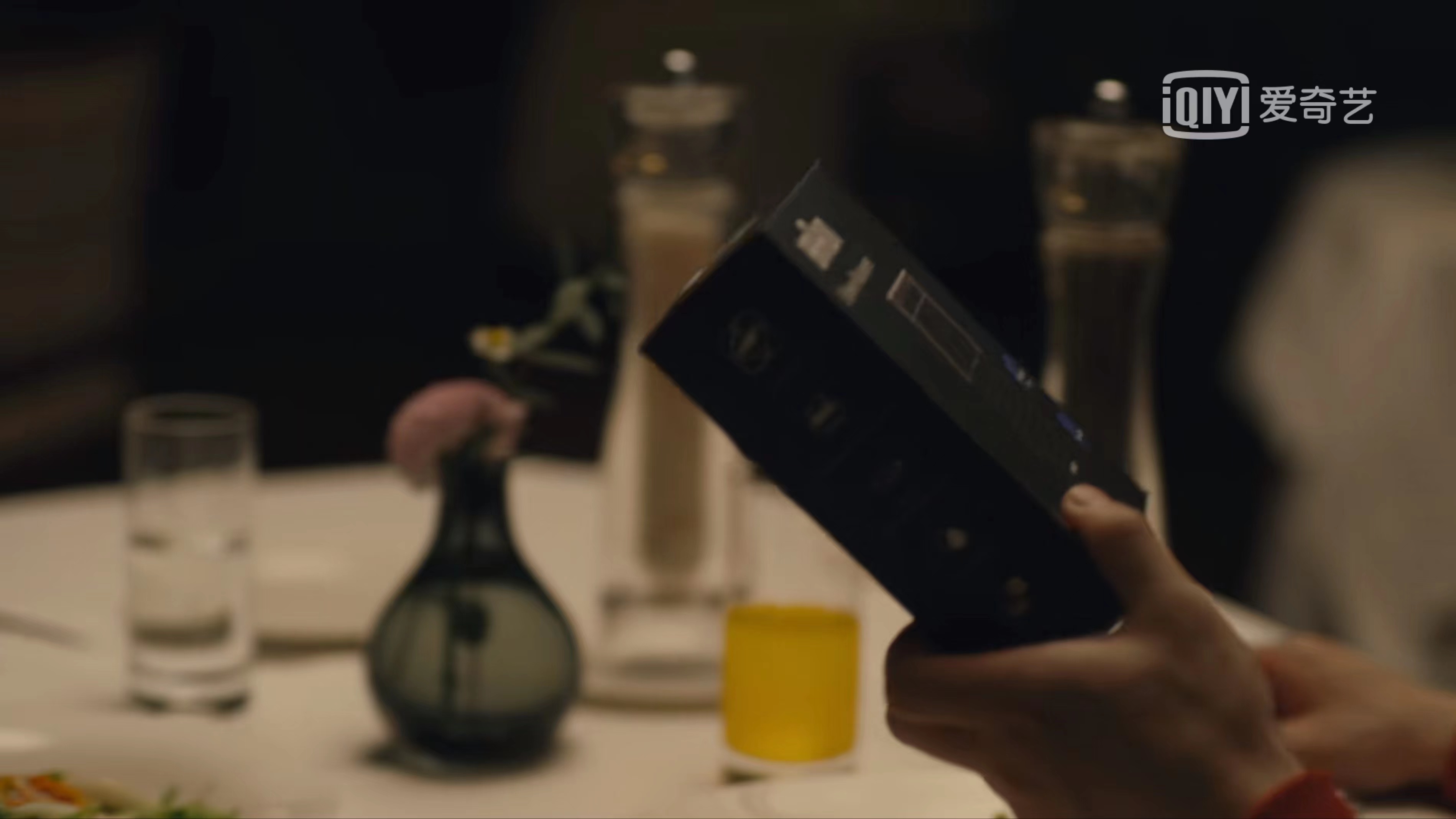 《人世间》：兰蔻小黑瓶、电动沙发，网友火眼金睛发现的14个穿帮