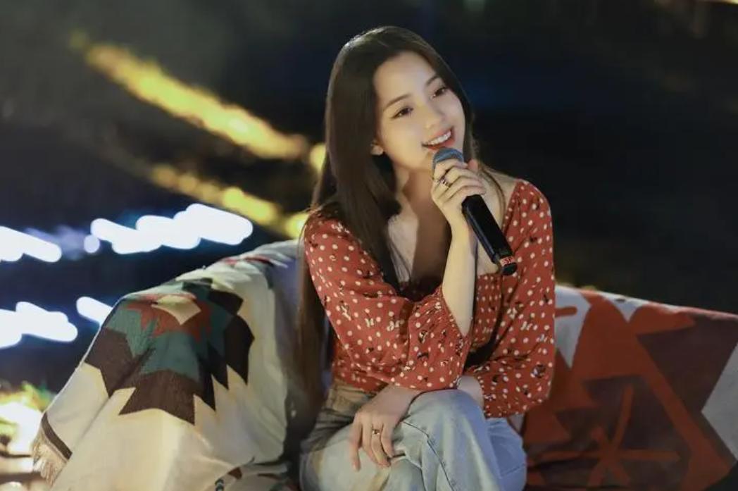 娱乐圈塌鼻子宽鼻翼好看的女明星,塌鼻子也能美出圈