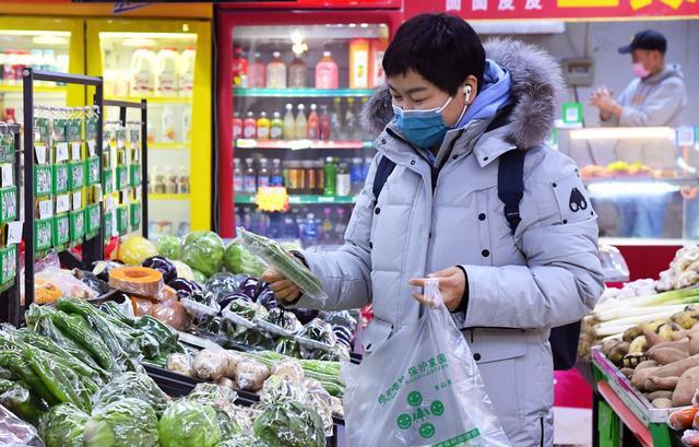 一位大学生创办蔬菜超市，每天有近一万元销售额