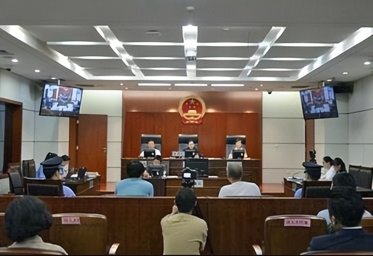 2020年上海交大女博士治癌需80万，丈夫跪地求离婚：求你放我一马