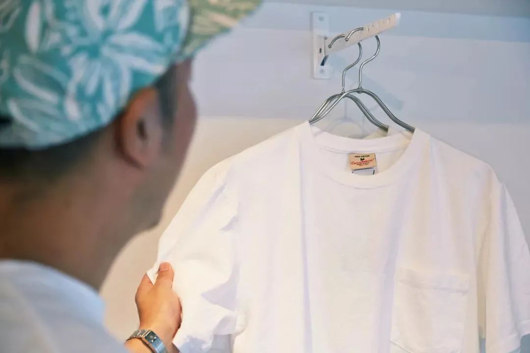 这家只卖白Tee的店成立7周年，干了一件大事