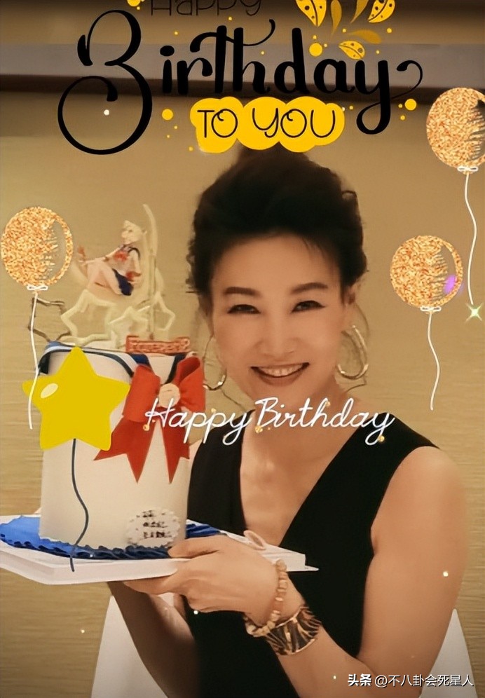 戴假发、穿半截西装、贴胶带瘦脸,原来央视的主持人这么“假”