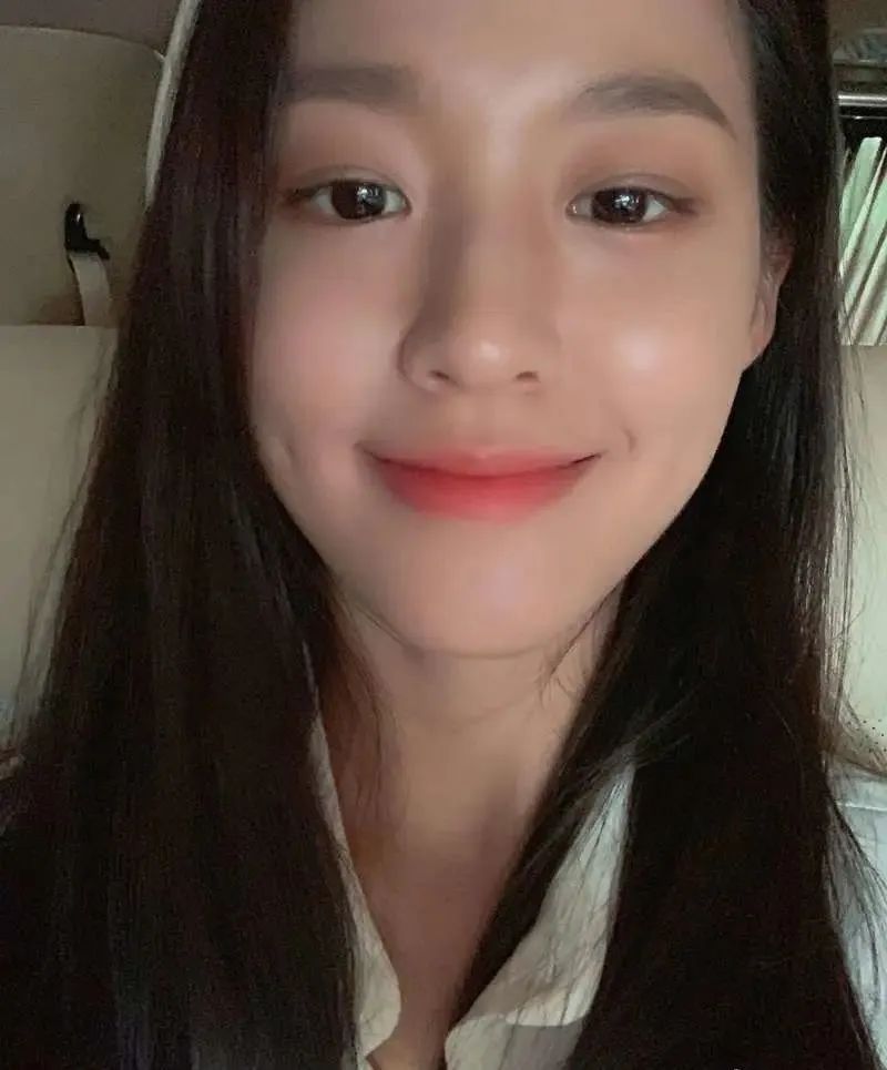 被网友称为“韩国最强肉体”身材演技在线的金雪炫还热衷慈善事业