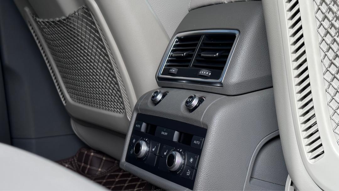 奥迪q7报废厂,老款奥迪q7出车祸