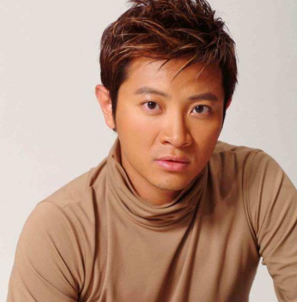 53岁知名歌手意外受伤！因喜爱世界杯去踢球，被踢中眼睛严重受伤