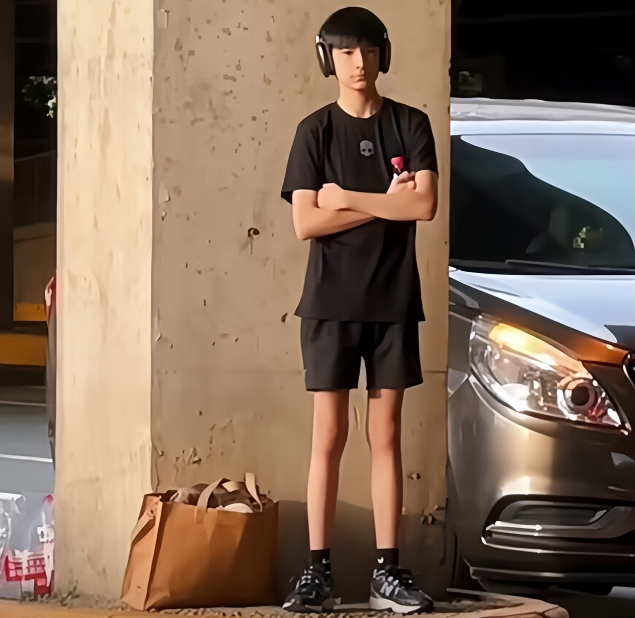 董洁晒儿子参加戏剧演出,董洁和儿子顶顶现身机场