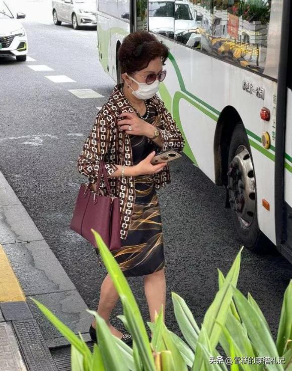 60岁的奶奶怎么样打扮才好看,被上海老奶奶的穿搭惊艳到了