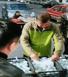 小哥也太菜了，不但没打中一个，还摔倒了，而且这不是足球